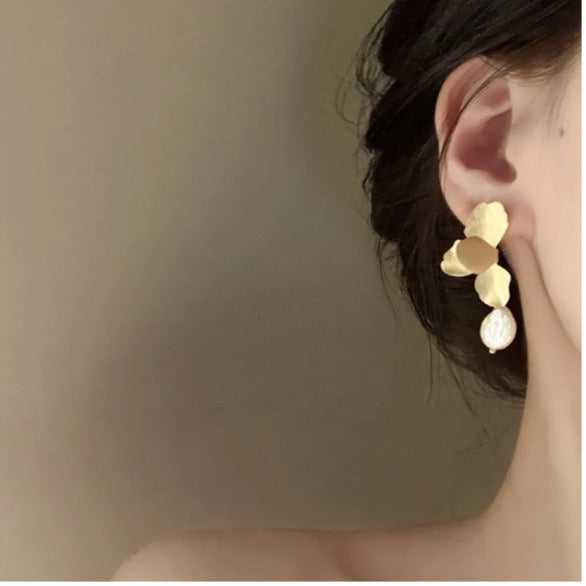 Gold Tone Petal Plating Drop Fashion Earrings with Artificial Pear Tip